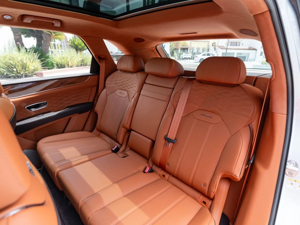 2026 Bentley Bentayga - Image 17 of 31