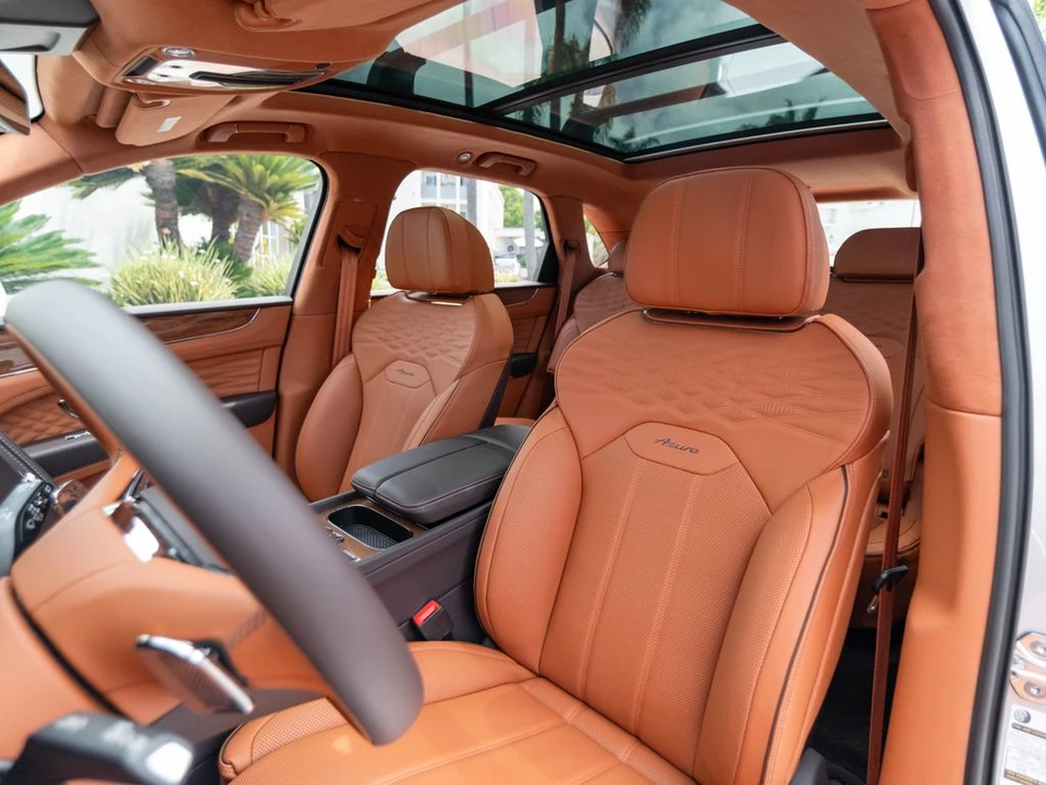 2026 Bentley Bentayga - Image 13 of 31