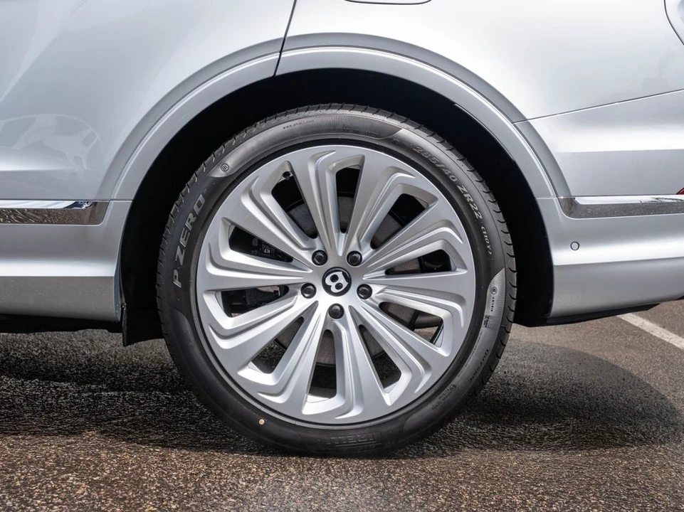 2026 Bentley Bentayga - Image 30 of 31