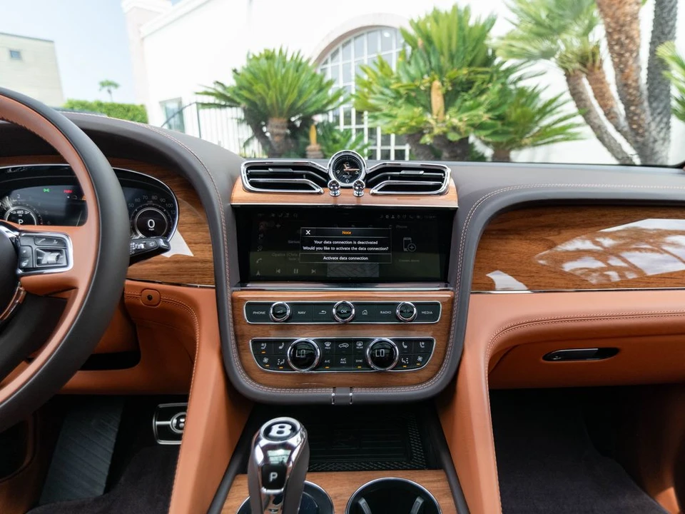 2026 Bentley Bentayga - Image 24 of 31