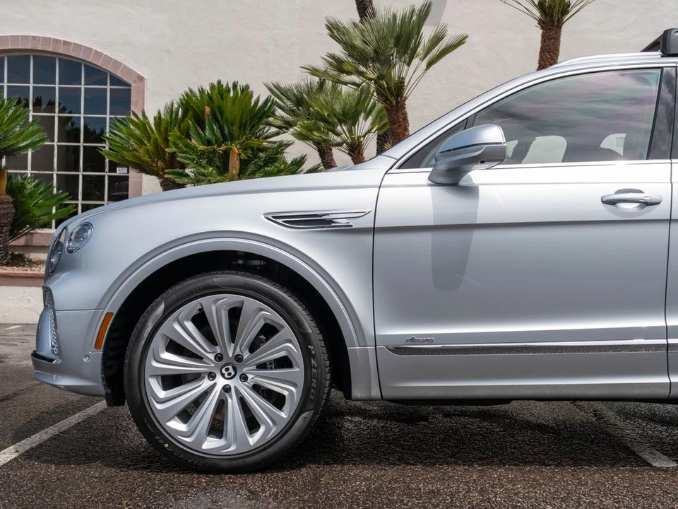 2026 Bentley Bentayga - Image 6 of 31