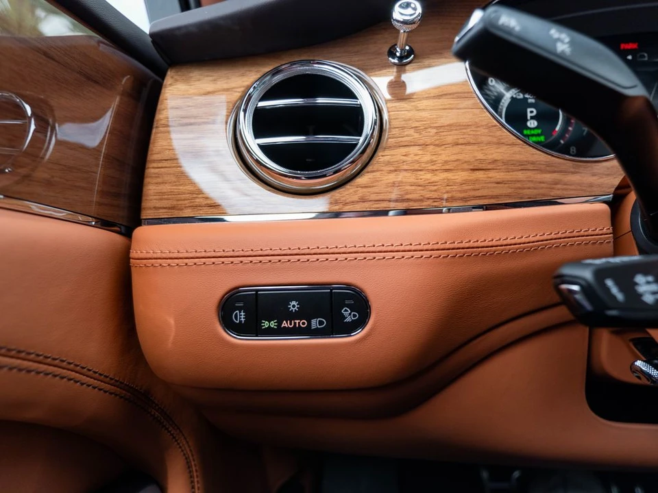 2026 Bentley Bentayga - Image 10 of 31