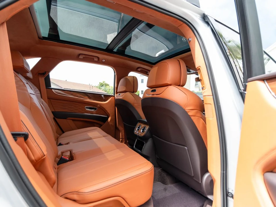 2026 Bentley Bentayga - Image 18 of 31