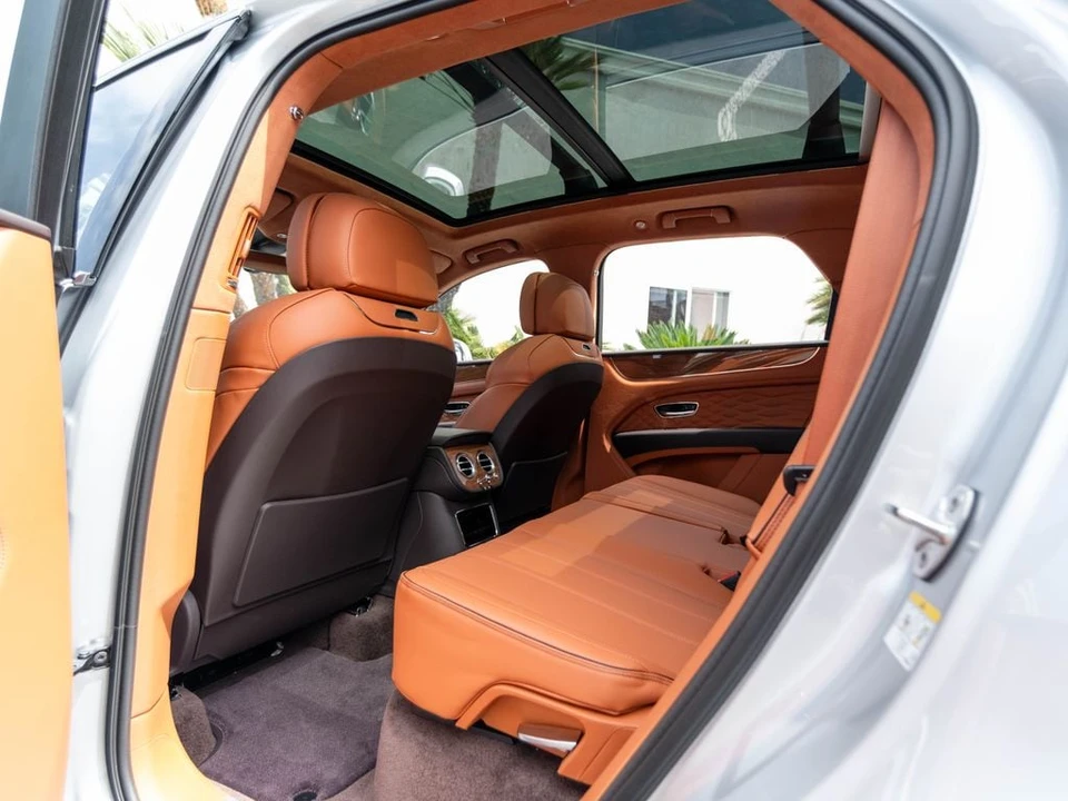 2026 Bentley Bentayga - Image 15 of 31