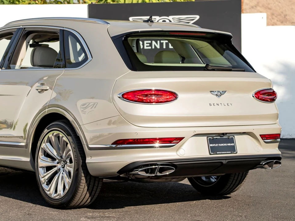 2026 Bentley Bentayga - Image 12 of 31