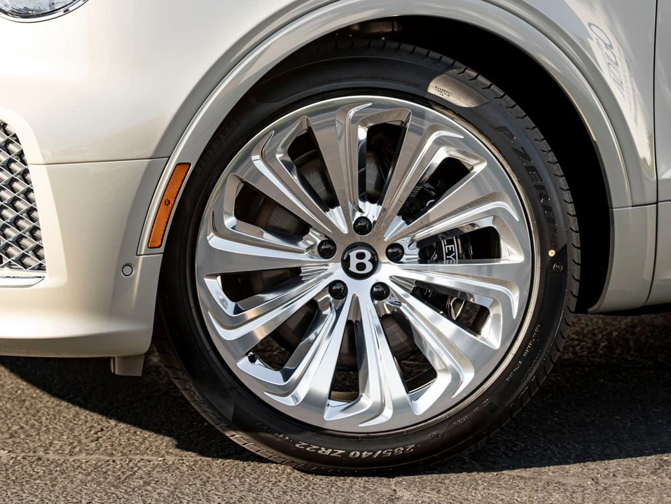 2026 Bentley Bentayga - Image 13 of 31