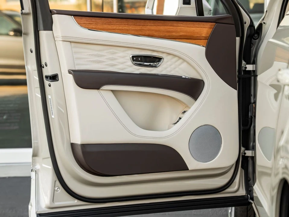 2026 Bentley Bentayga - Image 14 of 31