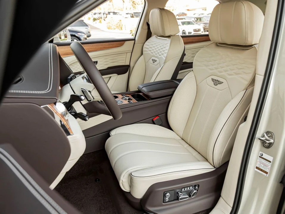 2026 Bentley Bentayga - Image 15 of 31