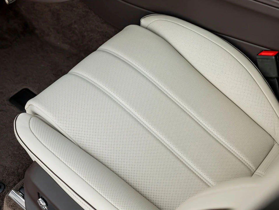 2026 Bentley Bentayga - Image 16 of 31
