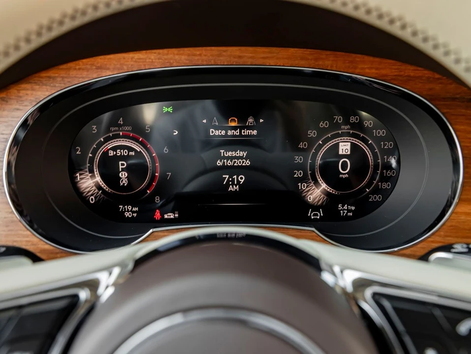 2026 Bentley Bentayga - Image 17 of 31