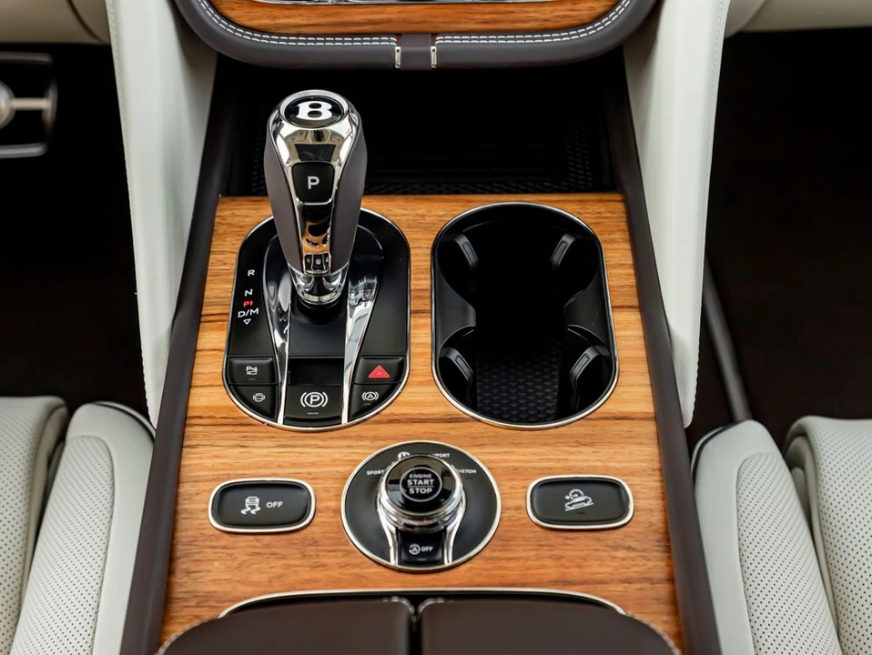 2026 Bentley Bentayga - Image 19 of 31