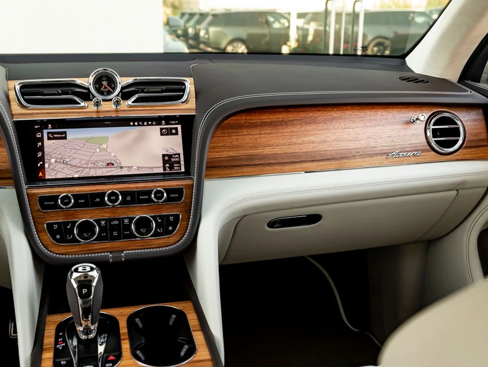 2026 Bentley Bentayga - Image 22 of 31