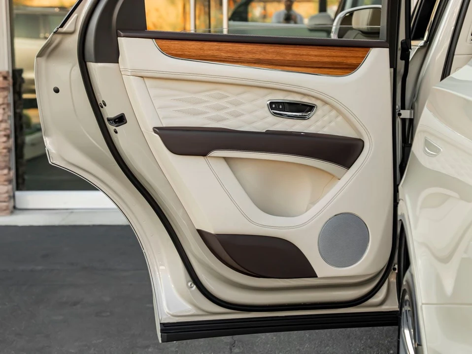 2026 Bentley Bentayga - Image 23 of 31