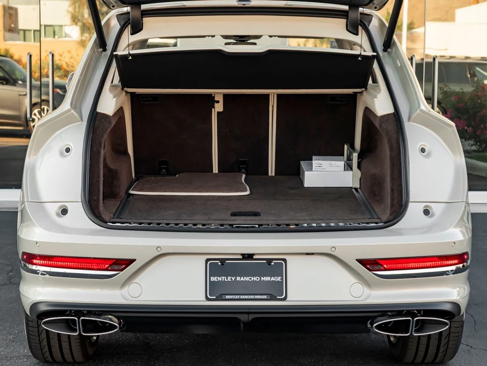 2026 Bentley Bentayga - Image 25 of 31