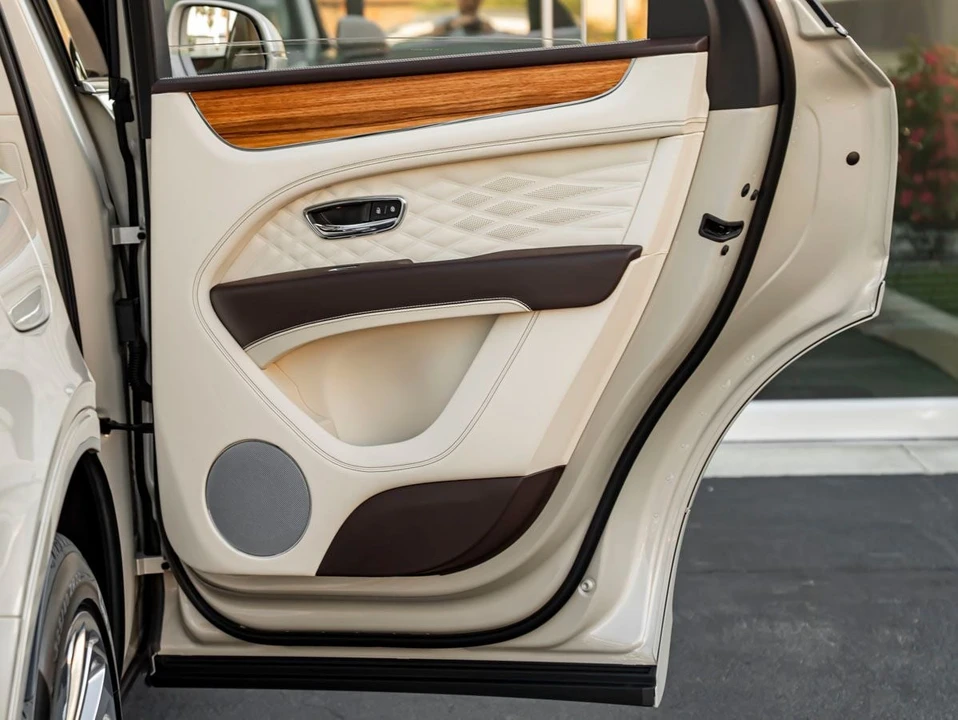 2026 Bentley Bentayga - Image 26 of 31