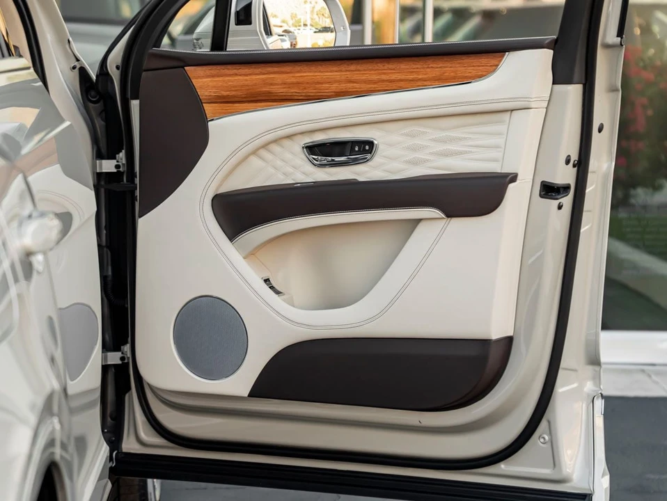 2026 Bentley Bentayga - Image 28 of 31