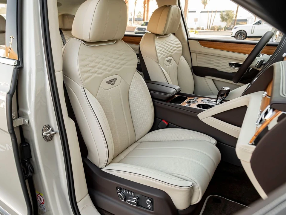 2026 Bentley Bentayga - Image 29 of 31