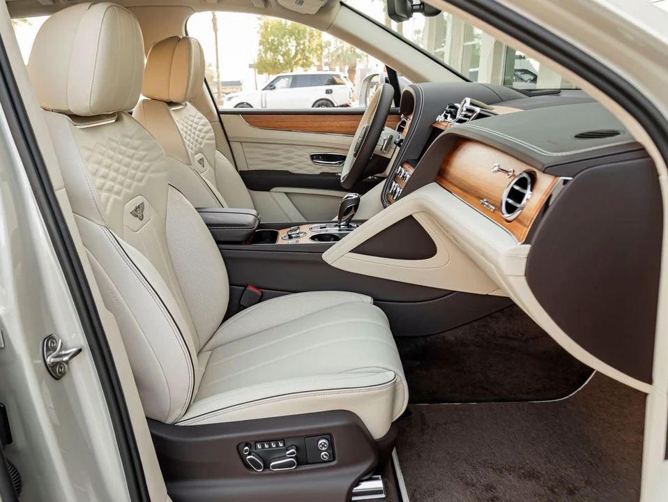2026 Bentley Bentayga - Image 30 of 31