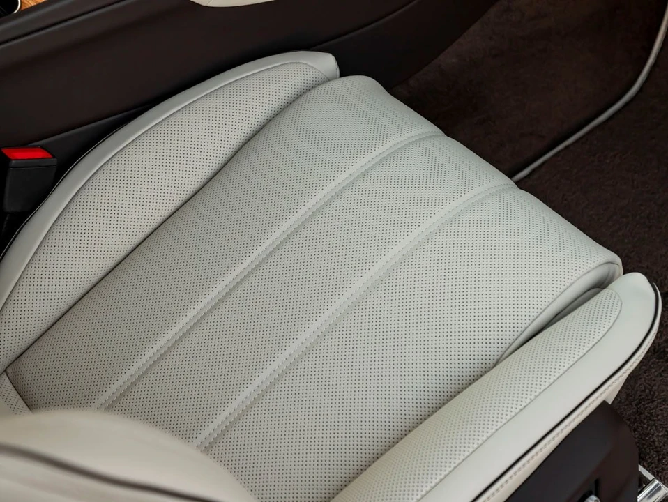 2026 Bentley Bentayga - Image 31 of 31