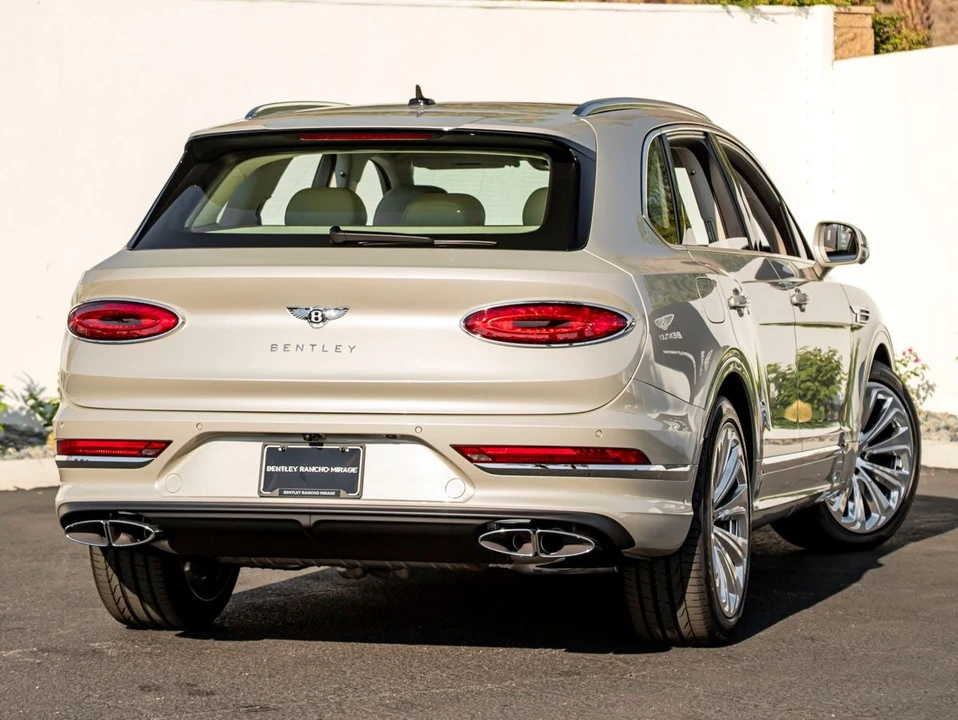 2026 Bentley Bentayga - Image 9 of 31