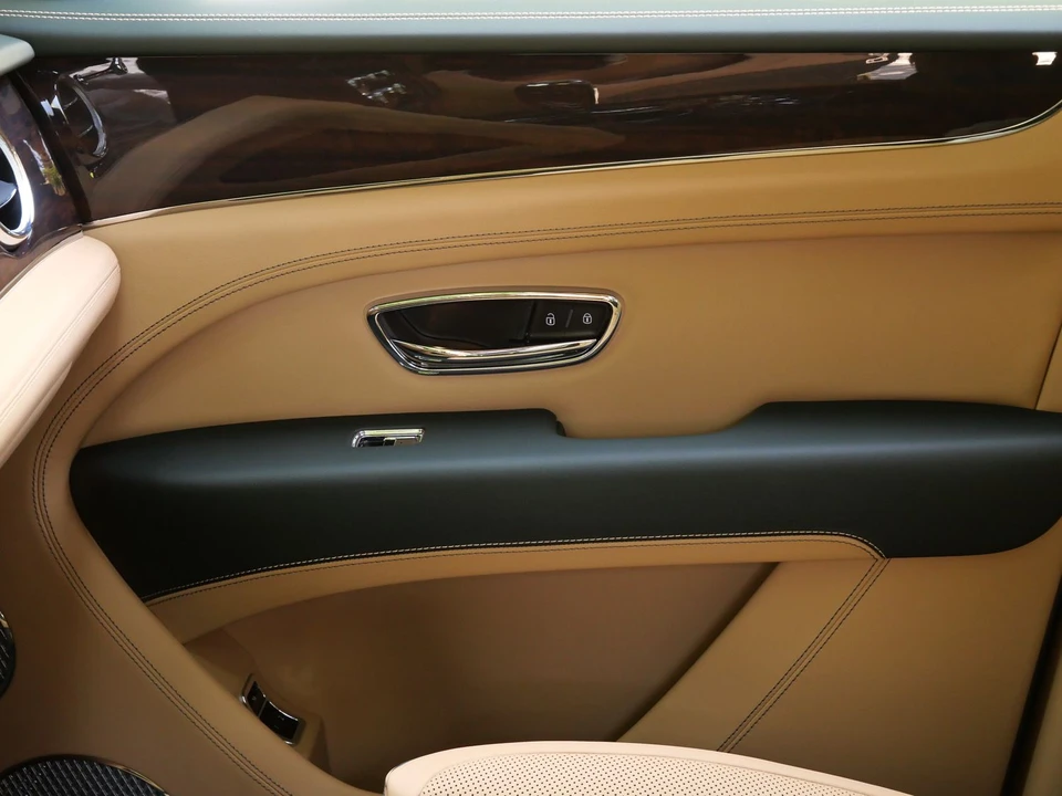 2026 Bentley Bentayga - Image 10 of 27