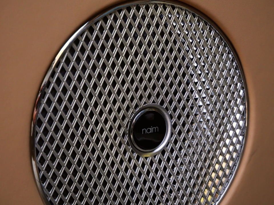 2026 Bentley Bentayga - Image 11 of 27