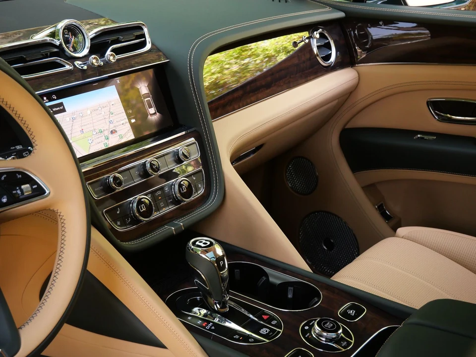2026 Bentley Bentayga - Image 9 of 27