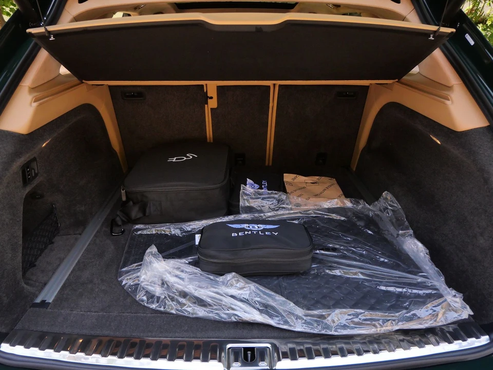 2026 Bentley Bentayga - Image 19 of 27
