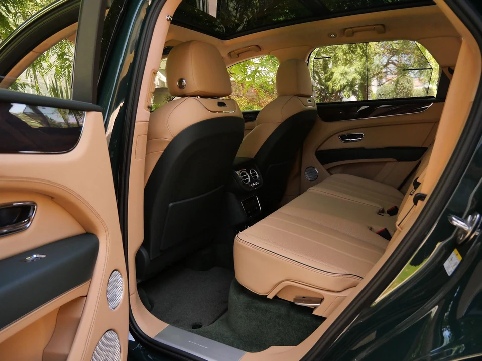2026 Bentley Bentayga - Image 17 of 27
