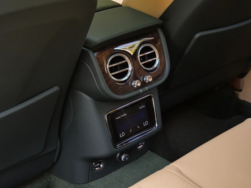 2026 Bentley Bentayga - Image 16 of 27