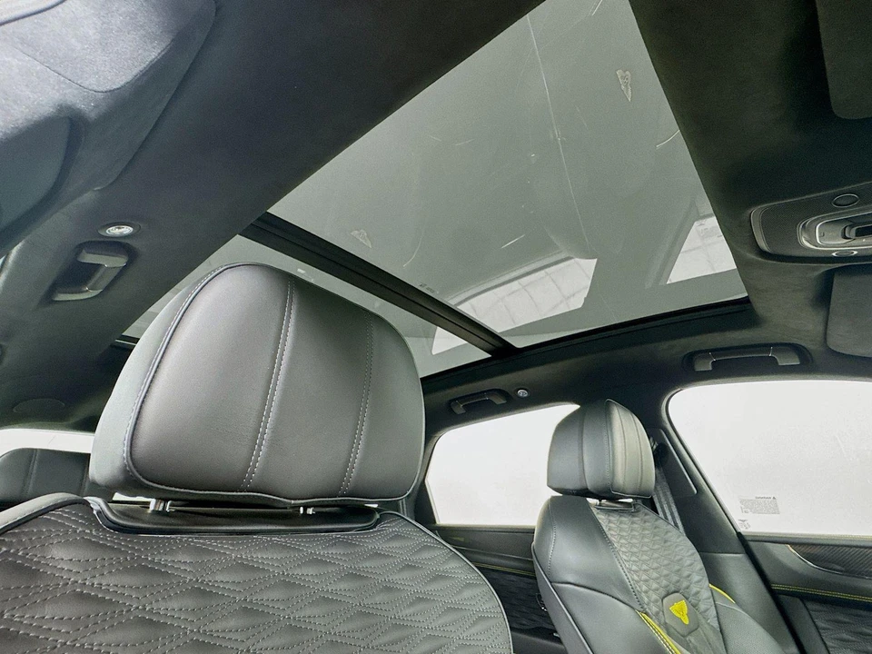 2026 Bentley Bentayga - Image 21 of 30