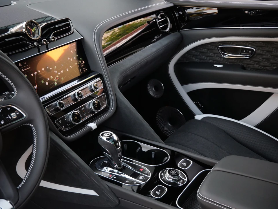 2026 Bentley Bentayga Speed - Image 13 of 28