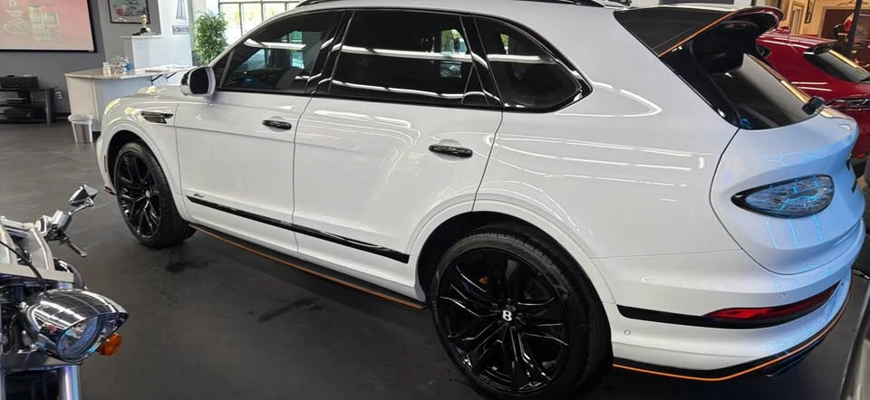 2026 Bentley Bentayga Speed - Image 17 of 20