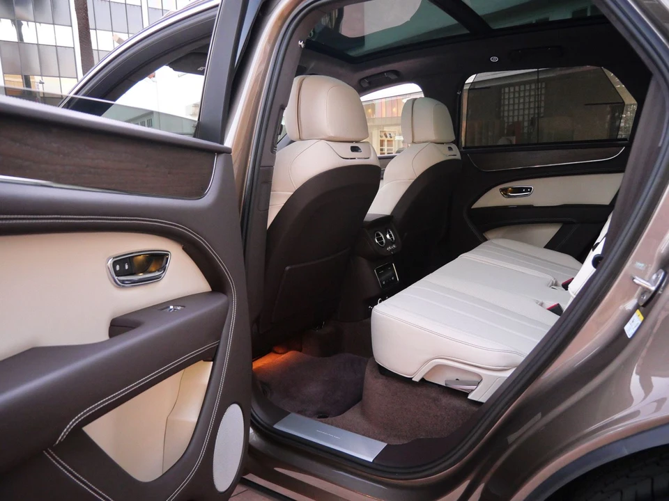 2026 Bentley Bentayga - Image 18 of 25