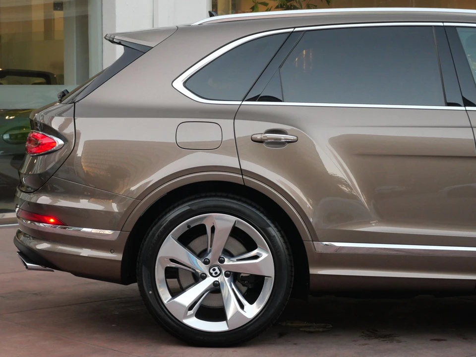 2026 Bentley Bentayga - Image 9 of 25