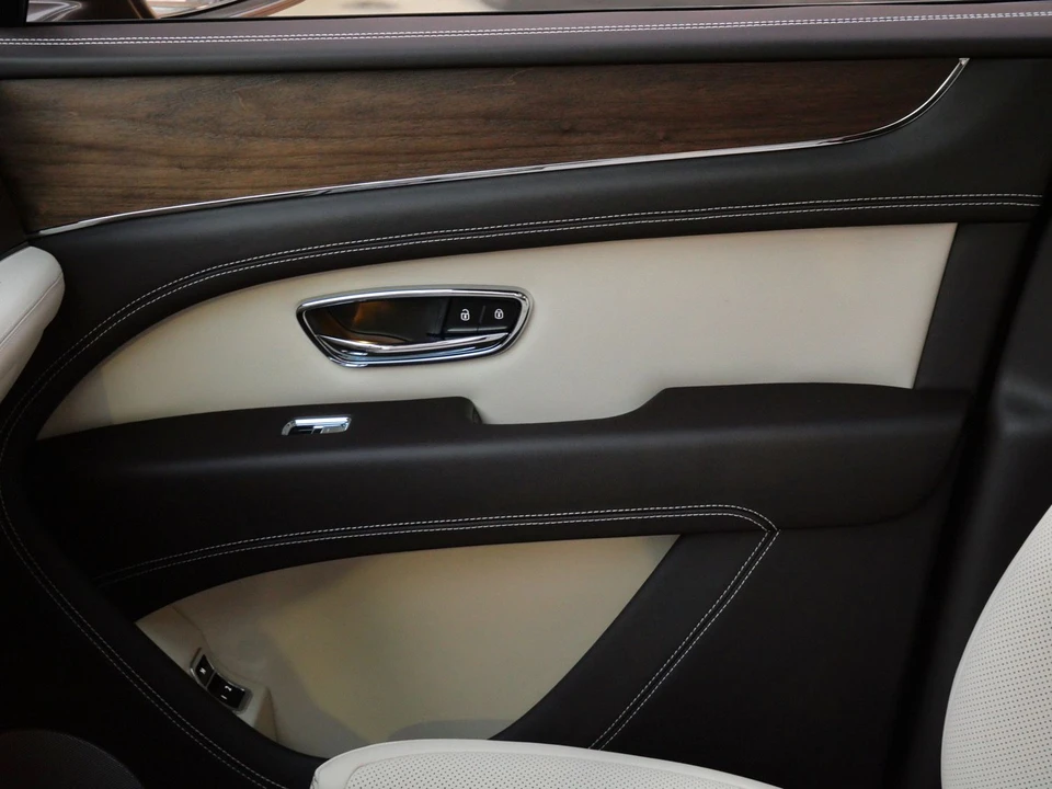 2026 Bentley Bentayga - Image 15 of 25