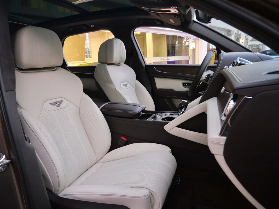 2026 Bentley Bentayga - Image 23 of 25