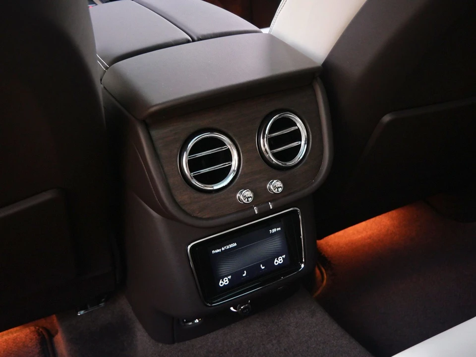 2026 Bentley Bentayga - Image 21 of 25