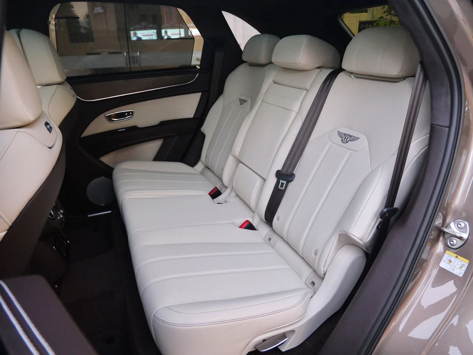 2026 Bentley Bentayga - Image 19 of 25