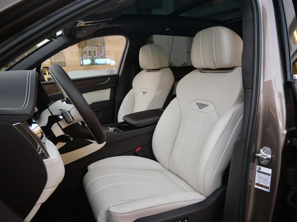 2026 Bentley Bentayga - Image 16 of 25