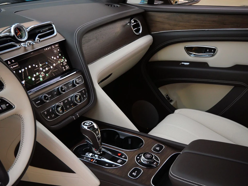 2026 Bentley Bentayga - Image 14 of 25