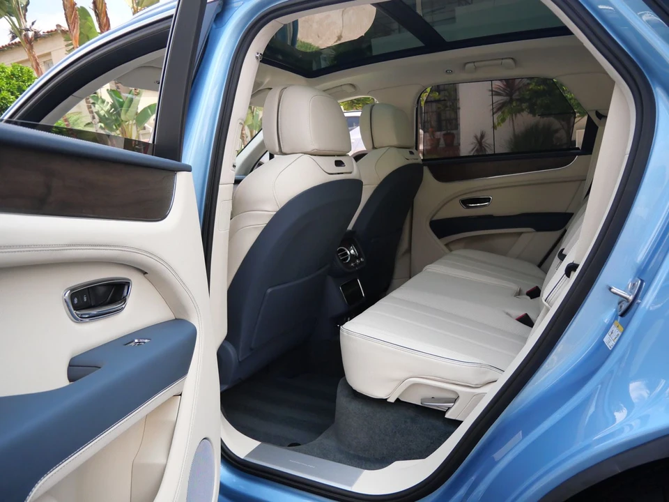 2026 Bentley Bentayga - Image 20 of 26