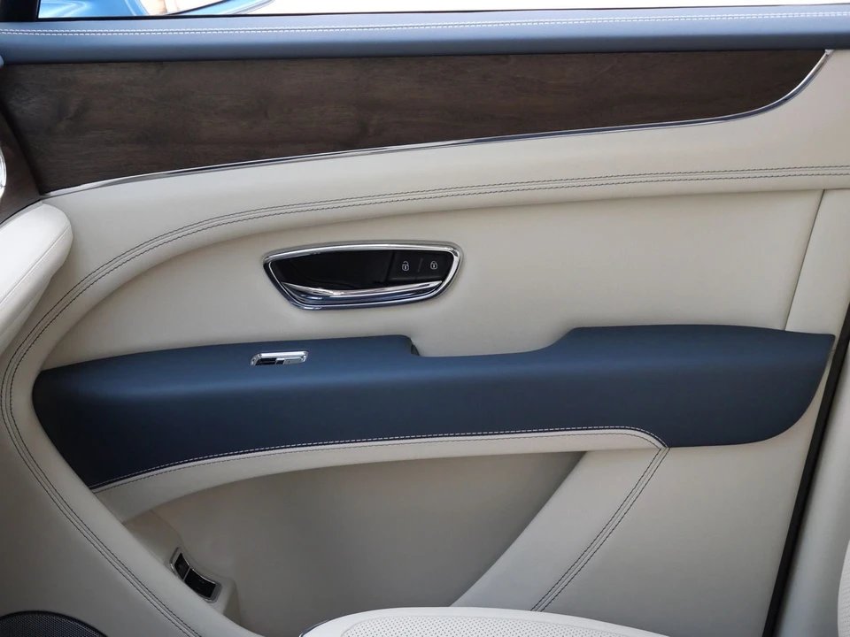 2026 Bentley Bentayga - Image 15 of 26