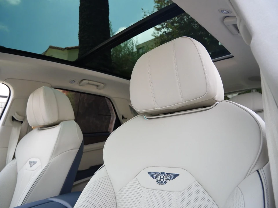 2026 Bentley Bentayga - Image 17 of 26