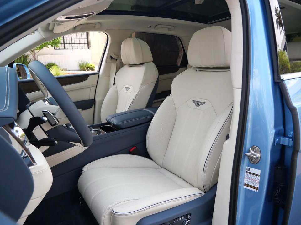 2026 Bentley Bentayga - Image 16 of 26