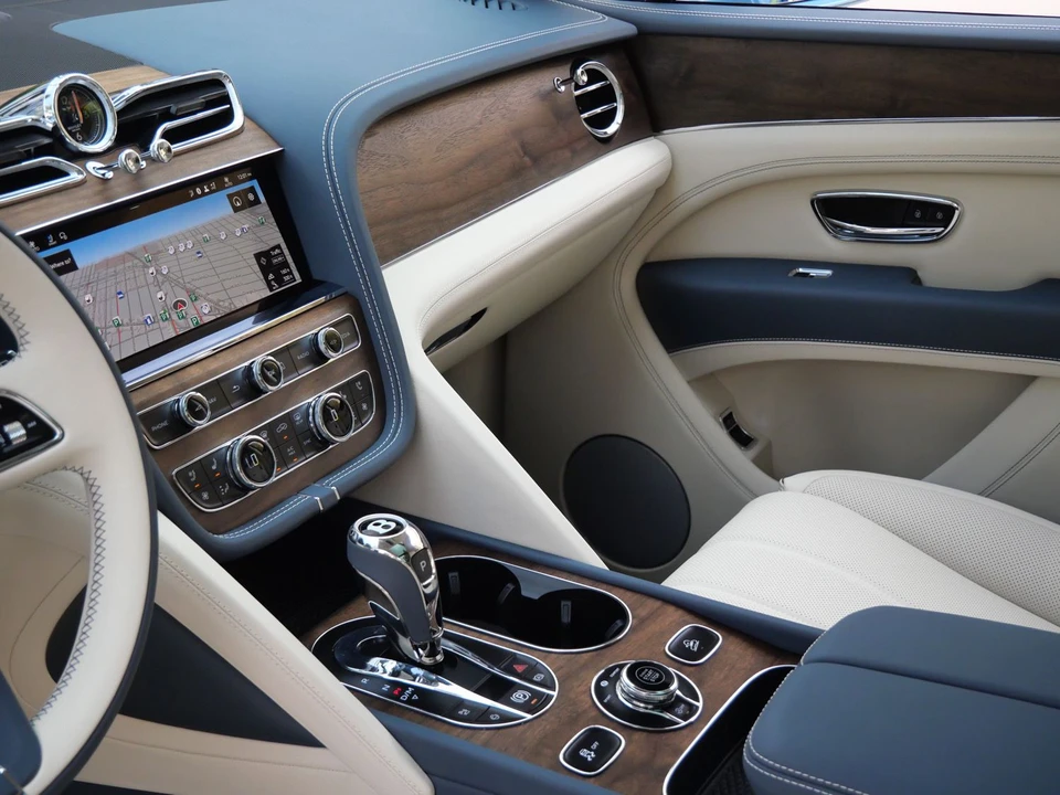 2026 Bentley Bentayga - Image 14 of 26