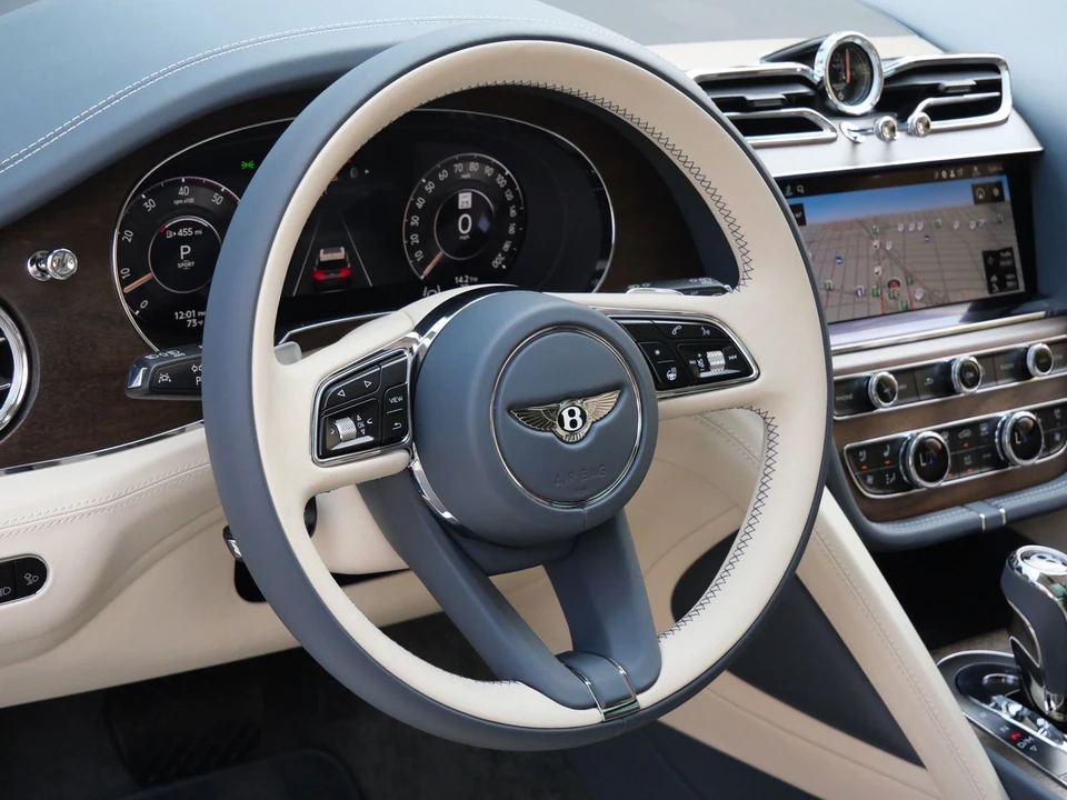 2026 Bentley Bentayga - Image 13 of 26