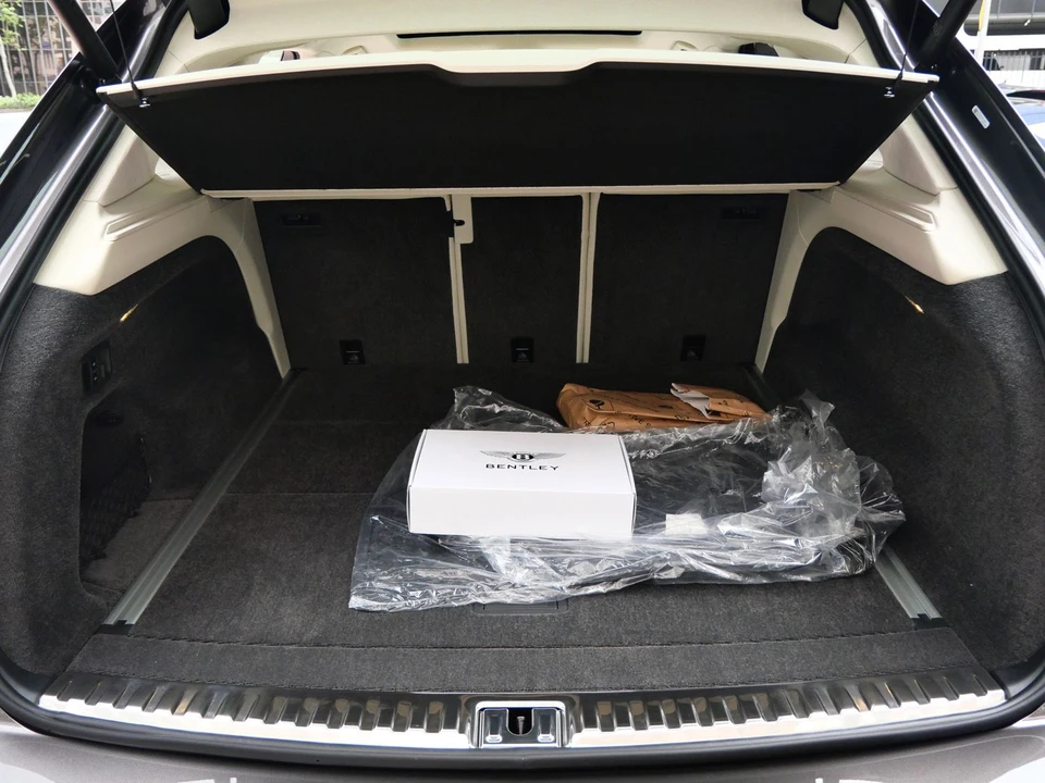 2026 Bentley Bentayga - Image 21 of 25