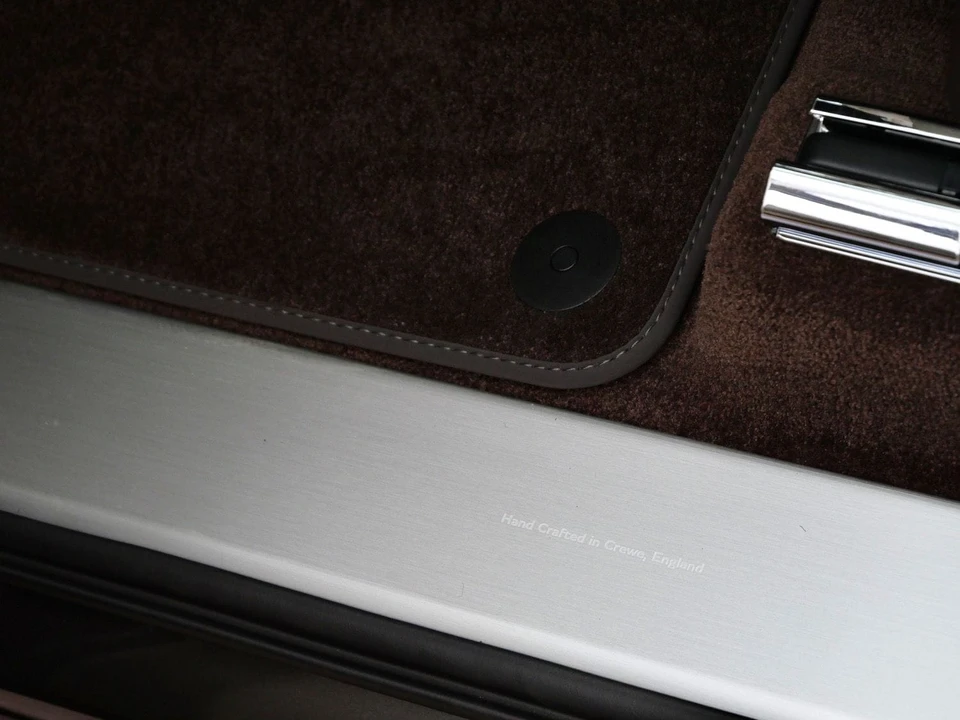2026 Bentley Bentayga - Image 15 of 25