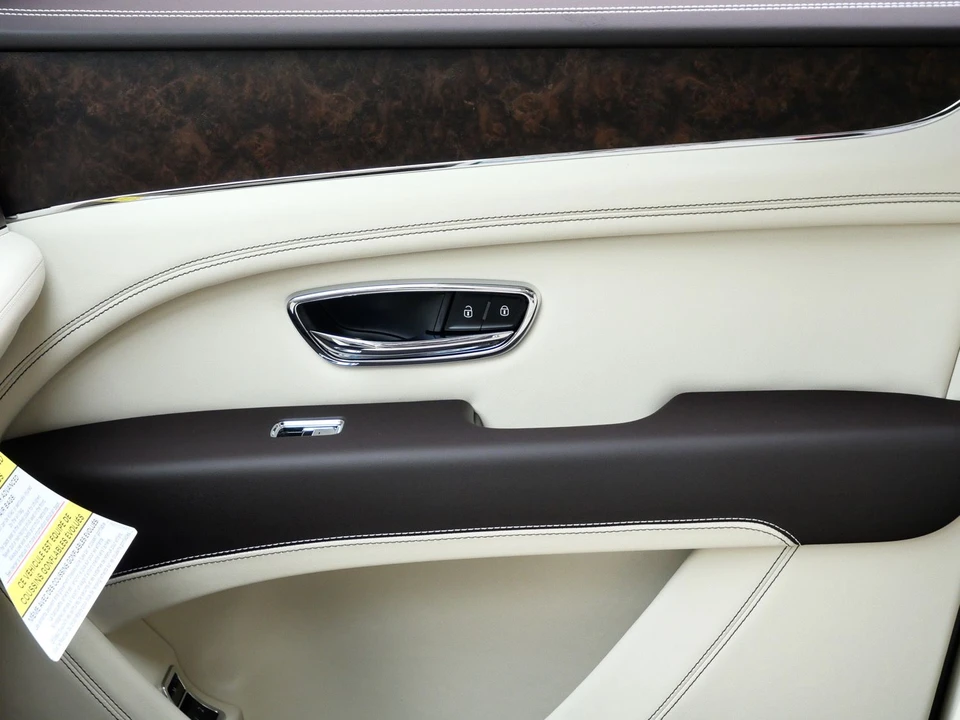 2026 Bentley Bentayga - Image 14 of 25
